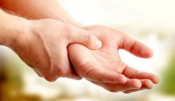 Hände der Hand mit zervikaler Osteochondose