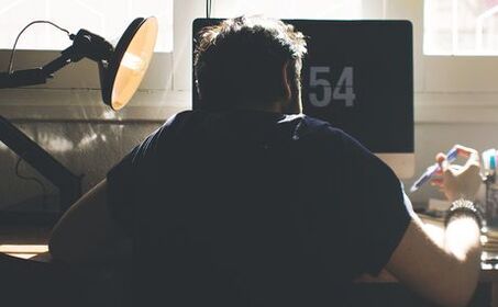 Eine falsche Sitzposition ist die Ursache für die Entstehung einer Osteochondrose