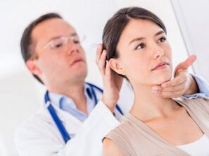 Diagnose einer zervikalen Osteochondrose während eines Termins beim Neurologen