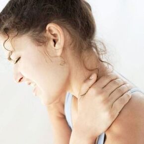 Starke Schmerzen aufgrund einer Osteochondrose der Halswirbelsäule